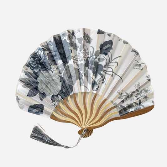 Éventail en papier avec motifs floraux noirs et blancs, monture en bois, décor élégant et raffiné