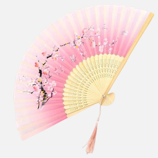 Éventail en papier rose avec motifs de fleurs, monture en bois, décor délicat et frange en fil