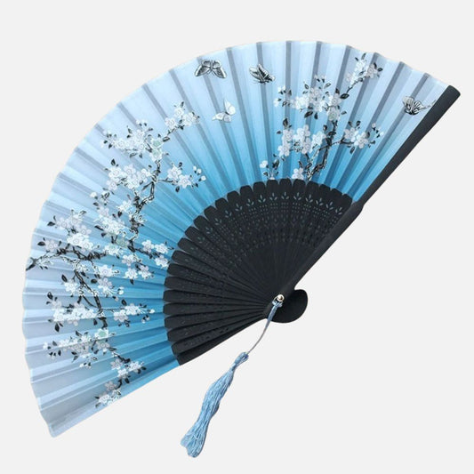 Éventail en papier bleu dégradé orné de fleurs blanches et de papillons, monture en bois noir