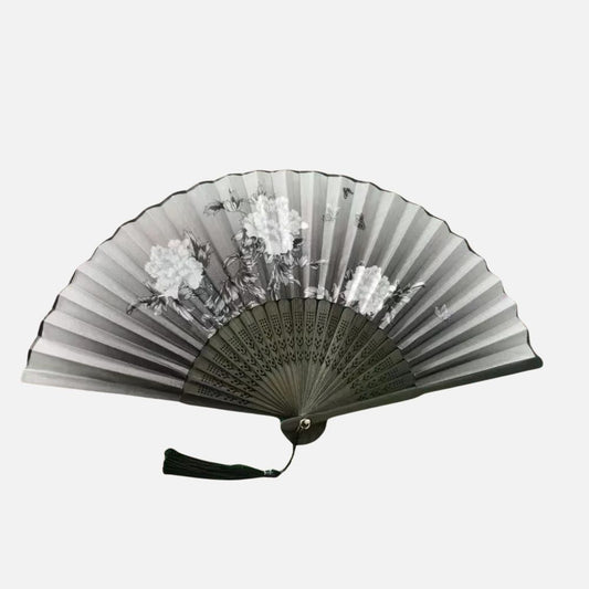 Éventail en papier noir et blanc avec motifs floraux, décoré d'un pompon, style japonais élégant