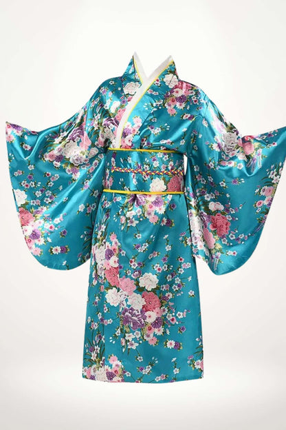 Kimono en satin bleu turquoise orné de fleurs roses et blanches, avec des manches larges et un ceinturon coloré