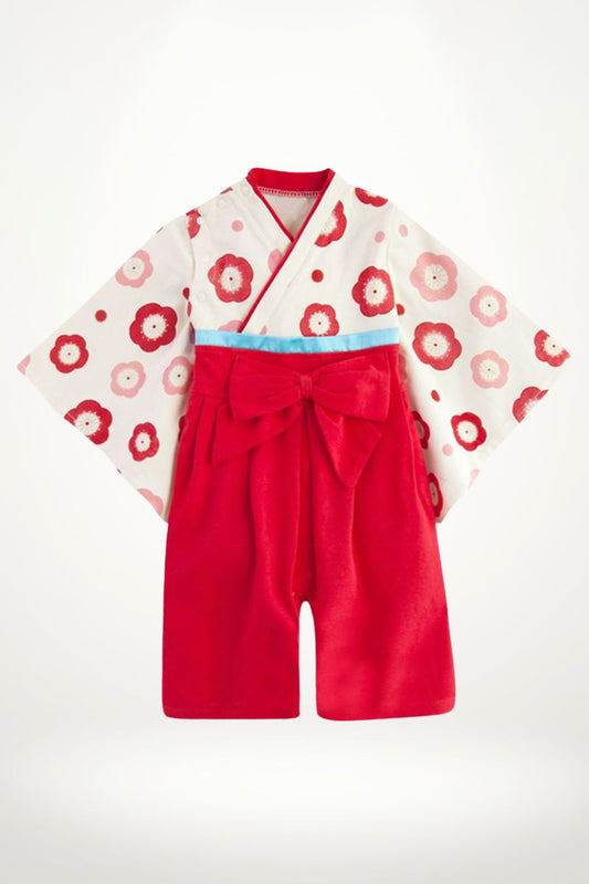 Kimono bébé fleuri rouge avec motifs floraux sur fond blanc et ceinture bleue, en tissu doux et léger