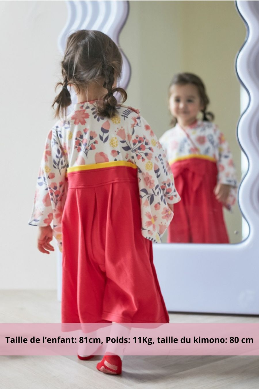 Kimono bébé rouge avec motifs floraux colorés et ceinture jaune, combinant confort et style japonais