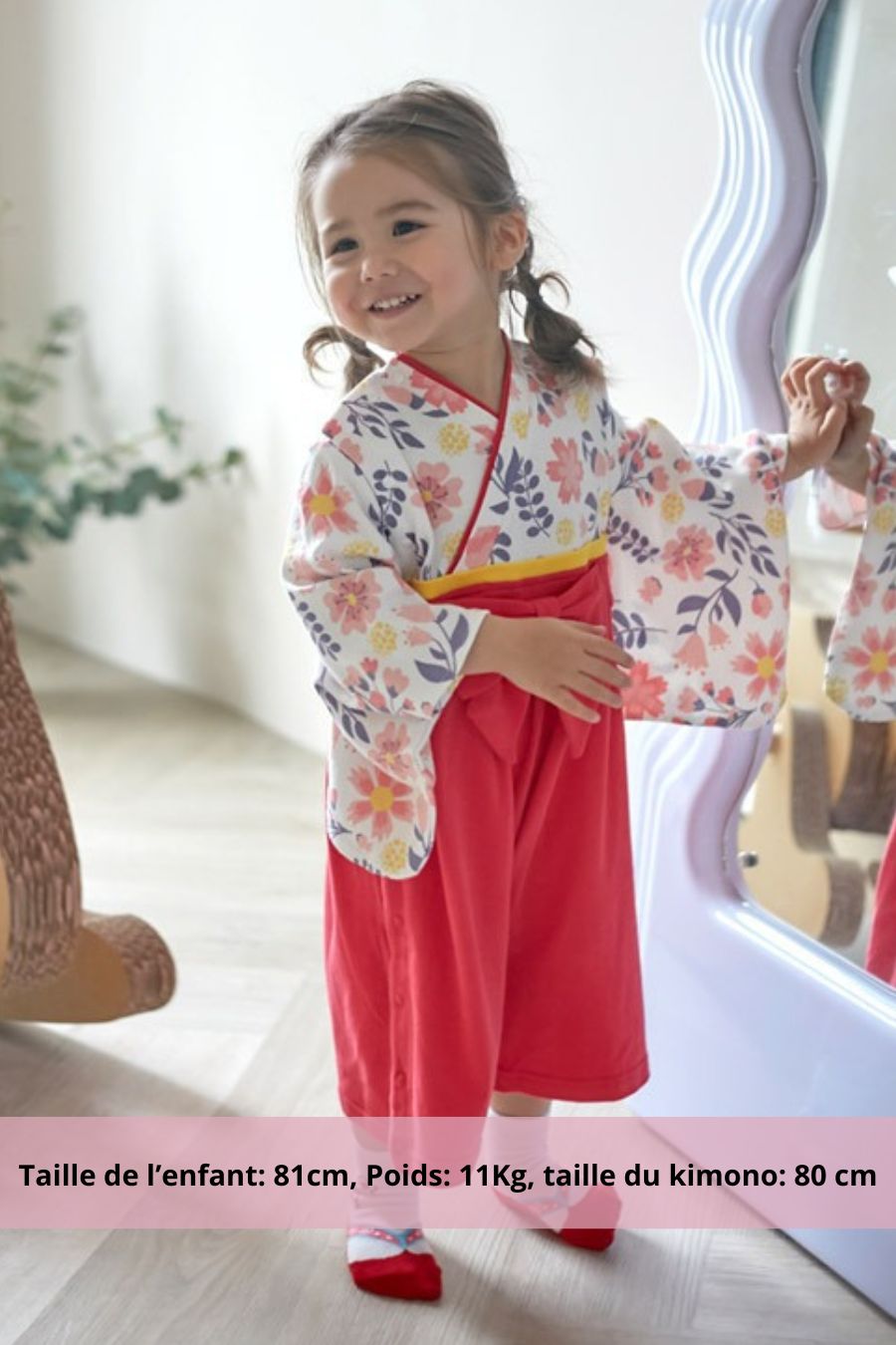 Kimono bébé rouge avec motifs floraux colorés et ceinture jaune, combinant confort et style japonais