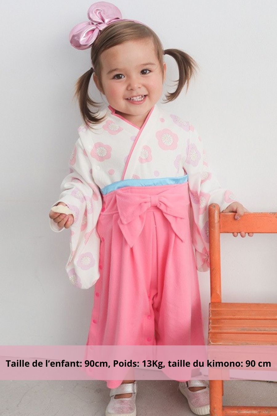 Kimono pour bébé en rose avec motifs floraux, manches larges et ceinture en satin bleu