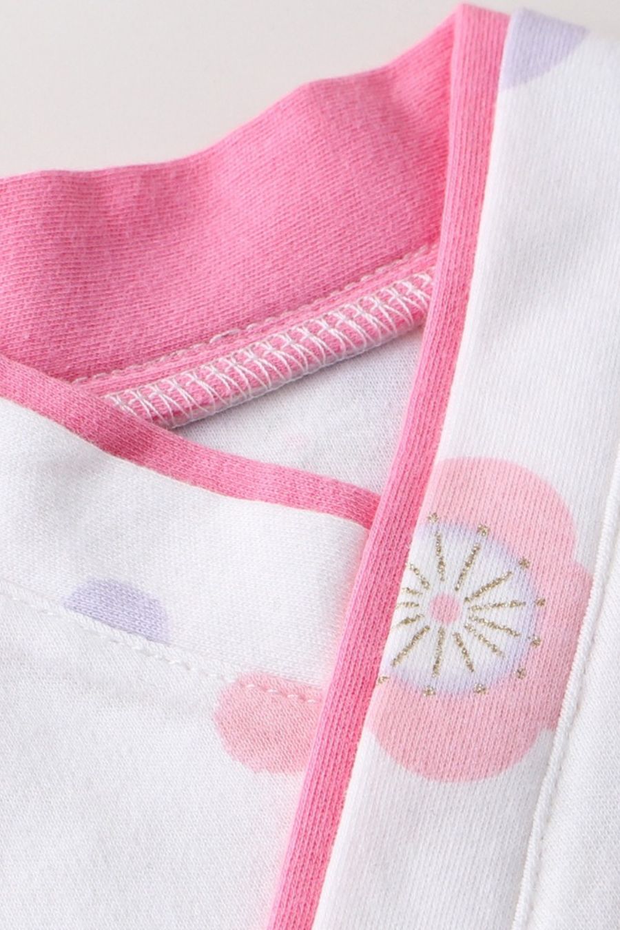 Kimono pour bébé en rose avec motifs floraux, manches larges et ceinture en satin bleu