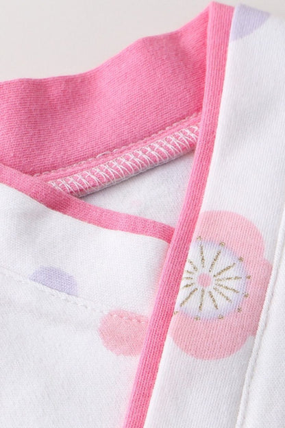 Kimono pour bébé en rose avec motifs floraux, manches larges et ceinture en satin bleu