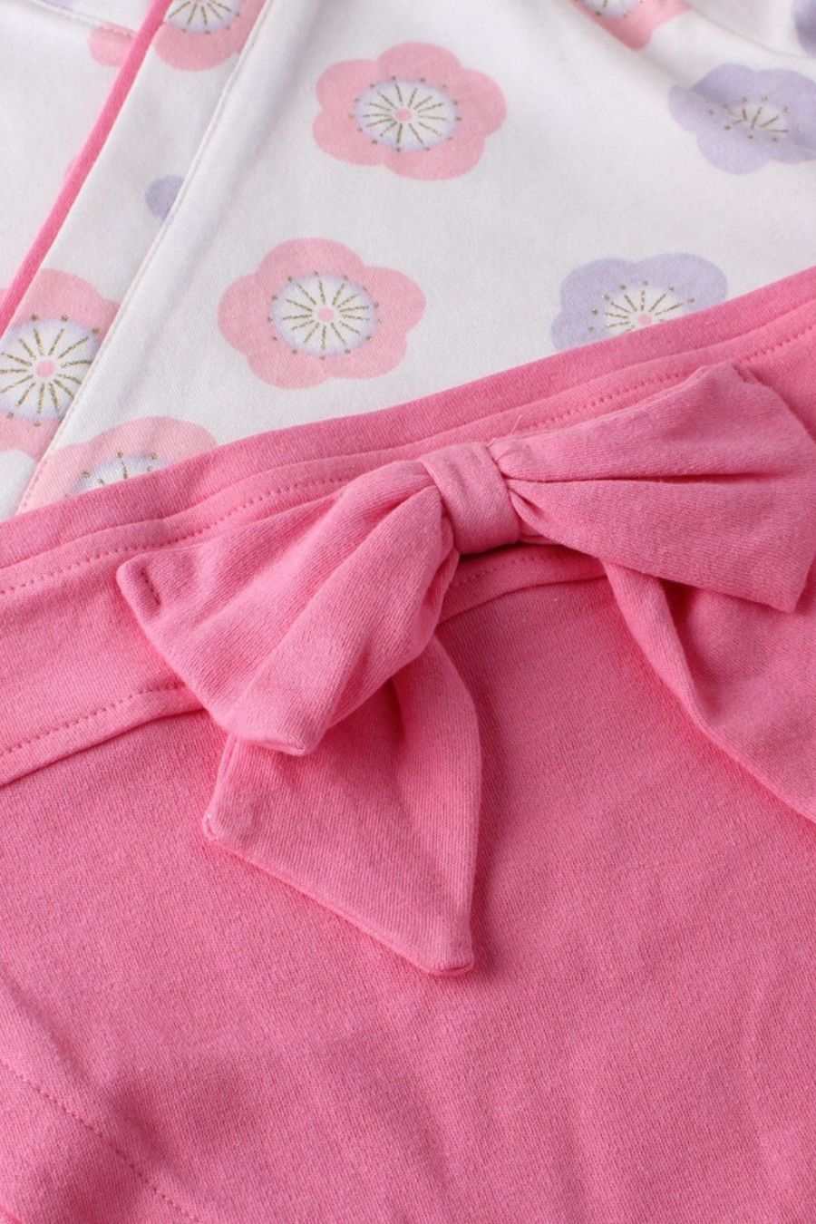 Kimono pour bébé en rose avec motifs floraux, manches larges et ceinture en satin bleu