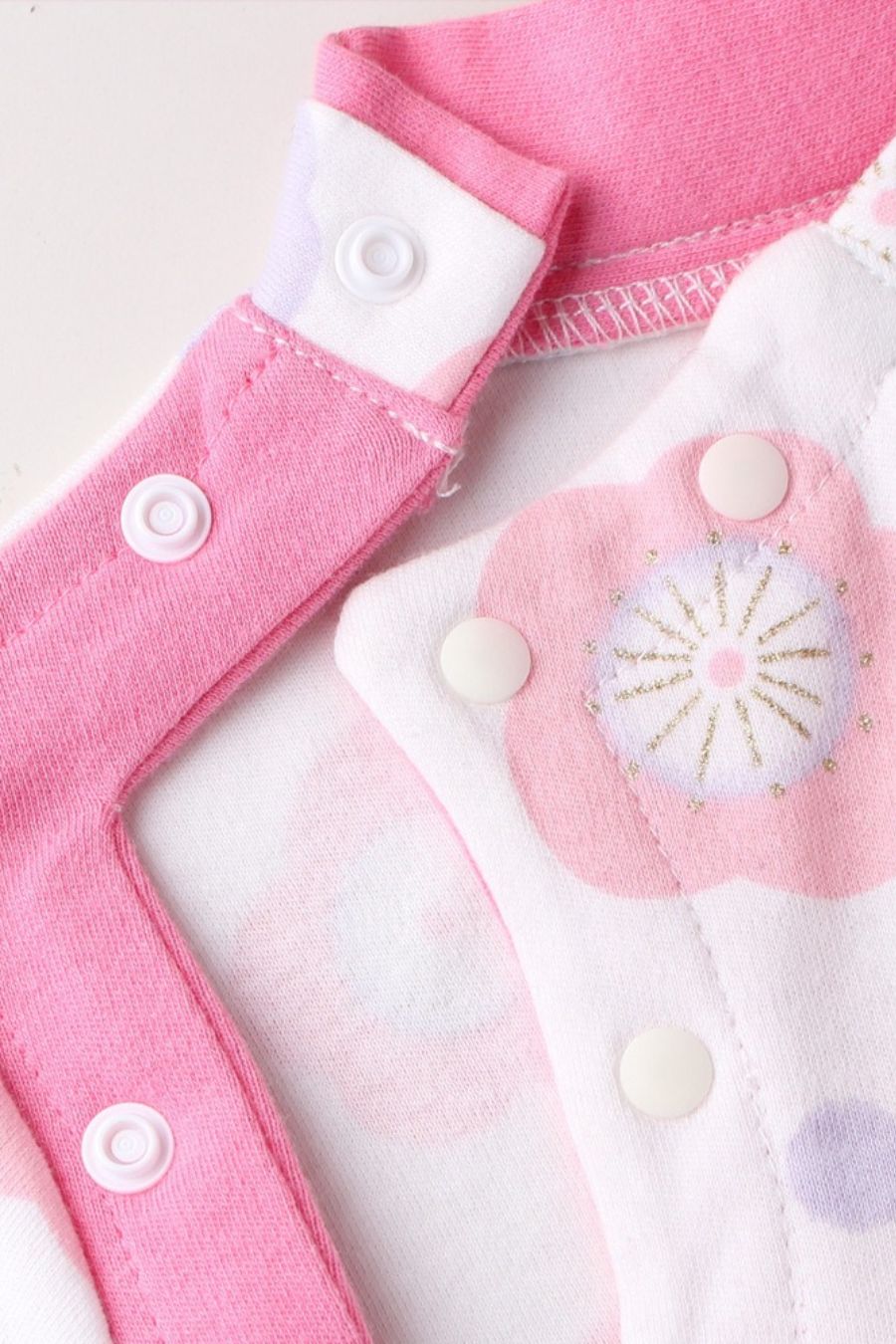 Kimono pour bébé en rose avec motifs floraux, manches larges et ceinture en satin bleu