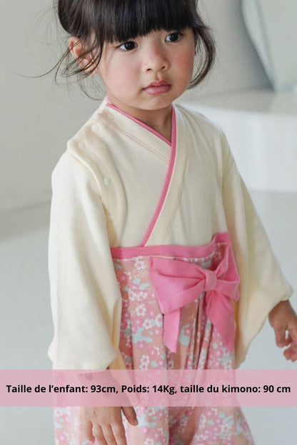 Kimono bébé en style japonais, avec des motifs floraux roses et une ceinture en nœud assortie