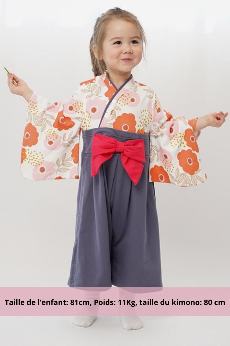 kimono bébé coton fleurs rose et corail avec bas bleu et ceinture obi – modèle fille élégant et graphique