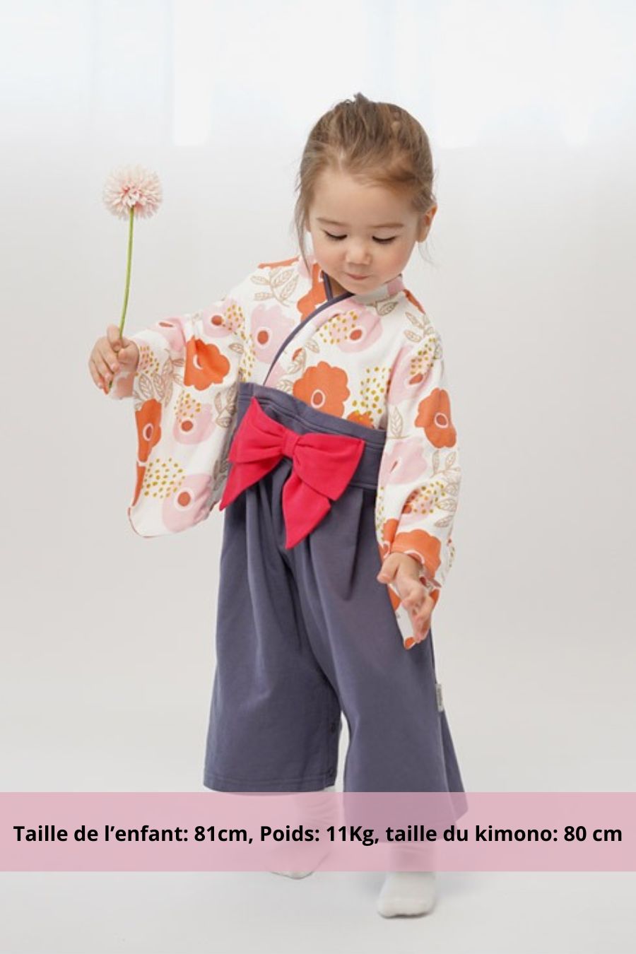 kimono bébé coton fleurs rose et corail avec bas bleu et ceinture obi – modèle fille élégant et graphique