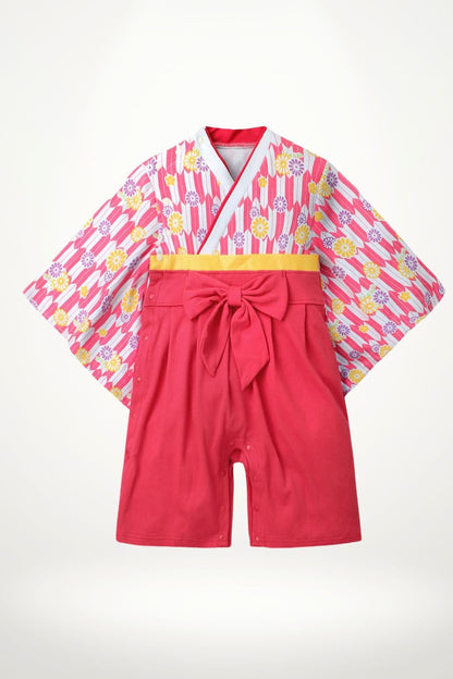 Kimono bébé élégant avec motifs floraux colorés sur fond rose et short rouge avec ceinture jaune