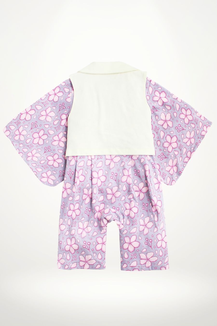 Kimono pour fille en tissu lilas avec motifs floraux roses et manches larges, évoquant douceur et style japonais