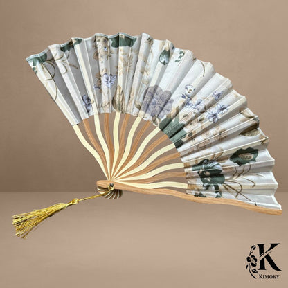 Éventail japonais vintage à fleurs champêtres avec monture bois clair et pampille dorée, accessoire romantique pour kimono femme ou robe bohème
