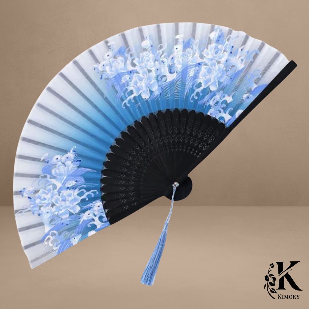 Éventail japonais gris perle à fleurs de cerisier. Élégance minimaliste et fraîcheur discrète pour sublimer vos tenues estivales avec finesse.