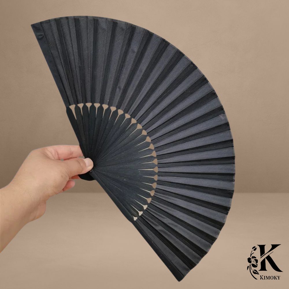 Éventail japonais noir uni avec structure assortie et étui de protection, accessoire élégant et minimaliste pour femme ou homme

