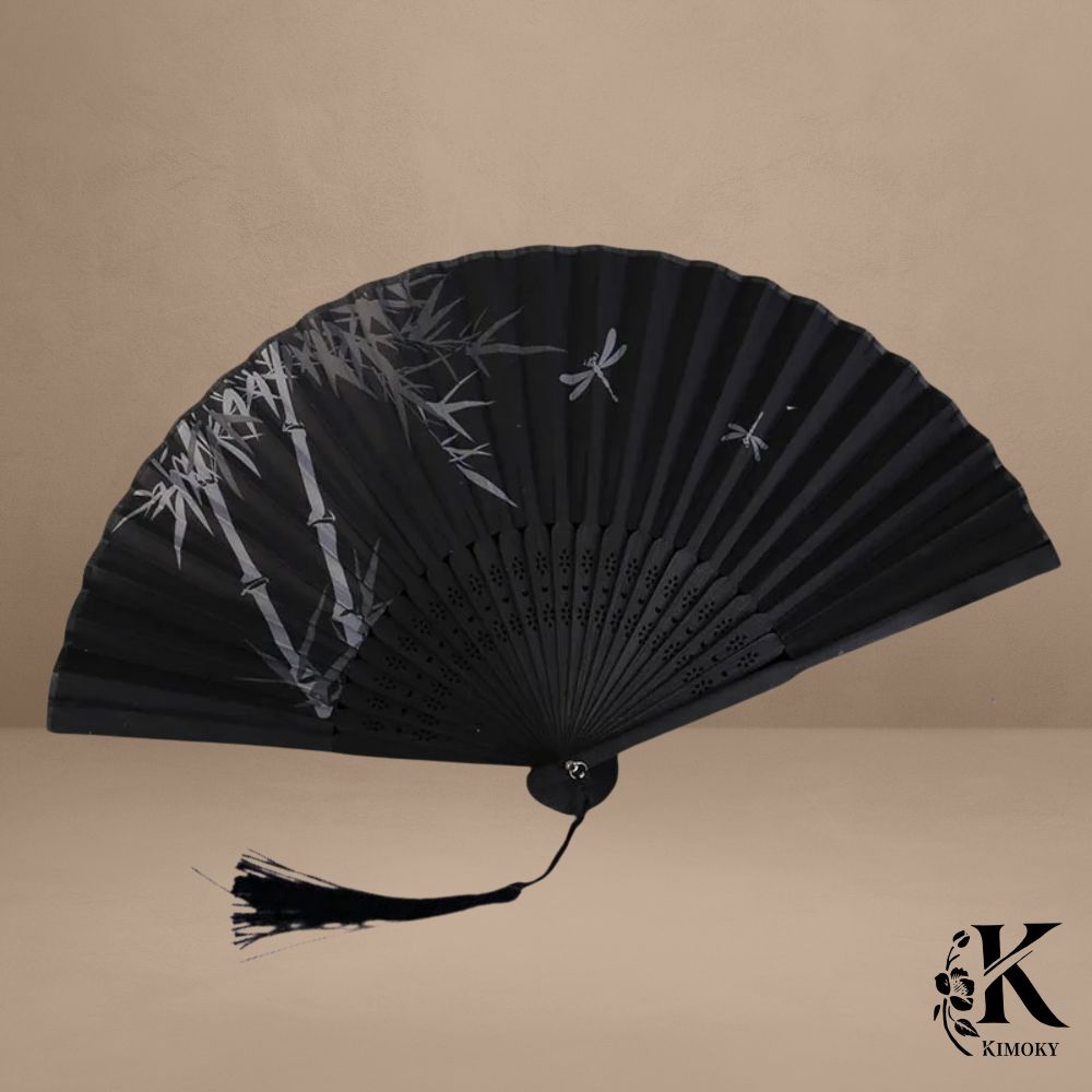 Éventail japonais gris perle à fleurs de cerisier. Élégance minimaliste et fraîcheur discrète pour sublimer vos tenues estivales avec finesse.