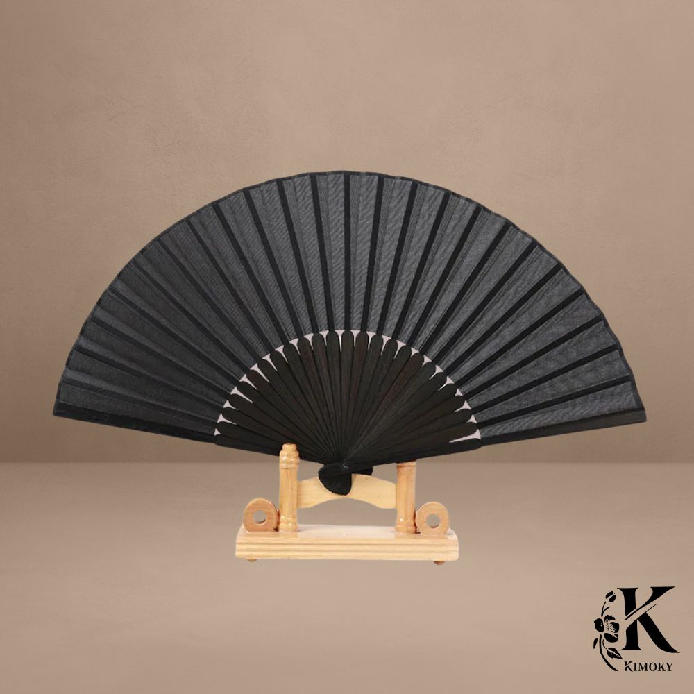 Éventail japonais noir uni avec structure assortie et étui de protection, accessoire élégant et minimaliste pour femme ou homme
