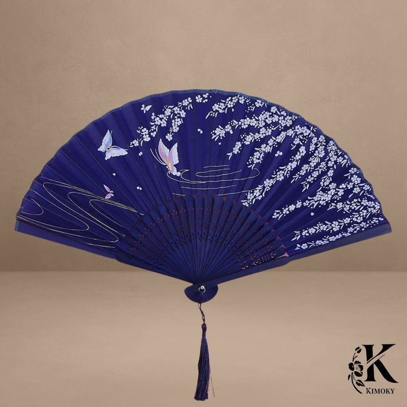 Éventail japonais bleu nuit avec fleurs de sakura, accessoire raffiné pour kimono femme ou tenue élégante d'été