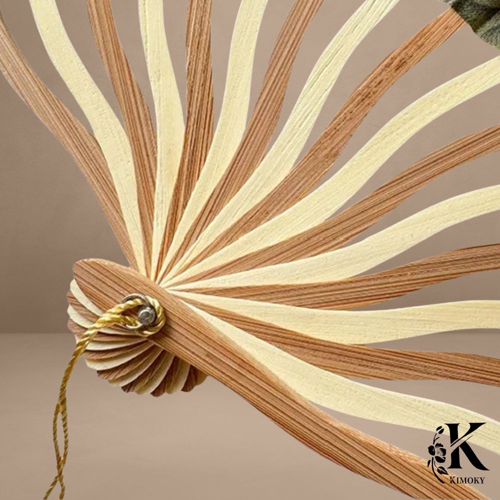 Éventail japonais gris à fleurs anthracites sur tissu crème, monture bois clair et pampille grise, accessoire sobre pour kimono femme
