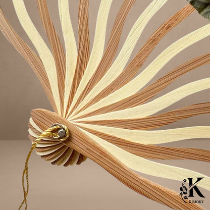 Éventail japonais gris à fleurs anthracites sur tissu crème, monture bois clair et pampille grise, accessoire sobre pour kimono femme
