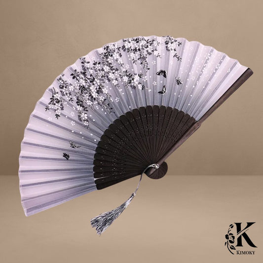 Éventail japonais gris argenté avec fleurs de cerisier blanches et papillons noirs, accessoire raffiné pour kimono femme ou cérémonie d’été
