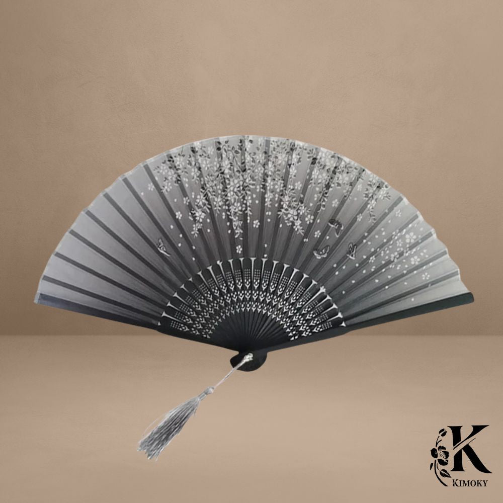 Éventail japonais noir et gris avec fleurs de cerisier, accessoire intemporel pour kimono femme ou tenue estivale sobre