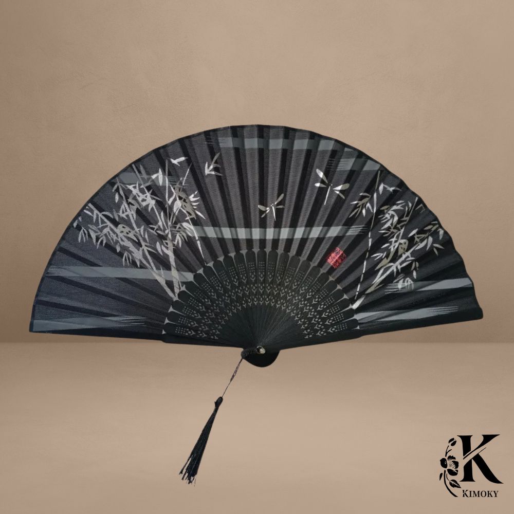 Éventail japonais noir avec motifs de bambou argenté et libellules, accessoire zen raffiné pour kimono femme ou tenue estivale sobre