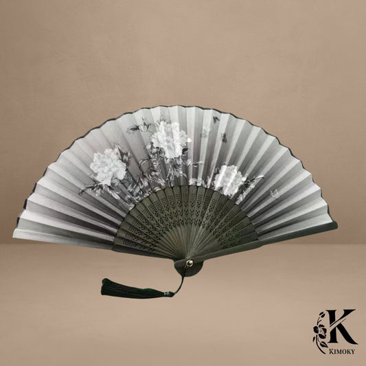 Éventail japonais noir et blanc à fleurs de pivoine, style impérial pour kimono femme ou cérémonie raffinée