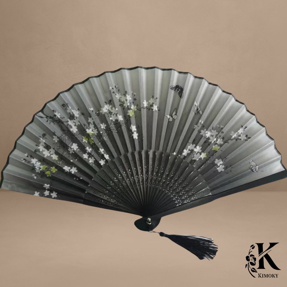 Éventail japonais gris perle à fleurs de cerisier. Élégance minimaliste et fraîcheur discrète pour sublimer vos tenues estivales avec finesse.