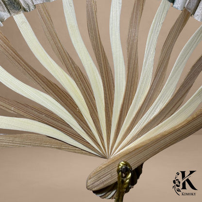 Éventail japonais vintage à fleurs champêtres avec monture bois clair et pampille bleue, accessoire romantique pour kimono femme ou robe bohème