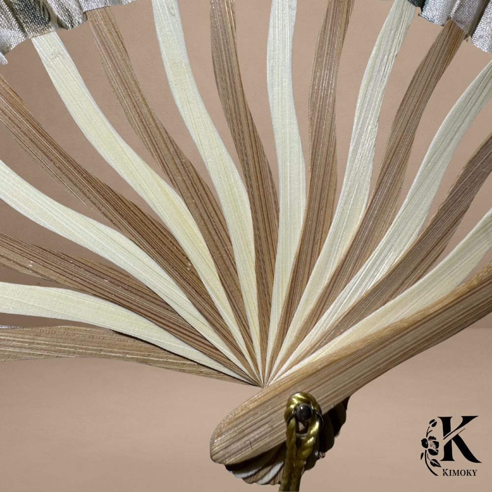 Éventail japonais beige à fleurs vintage avec monture bois clair et pampille dorée, accessoire naturel et chic pour kimono femme ou robe d'été