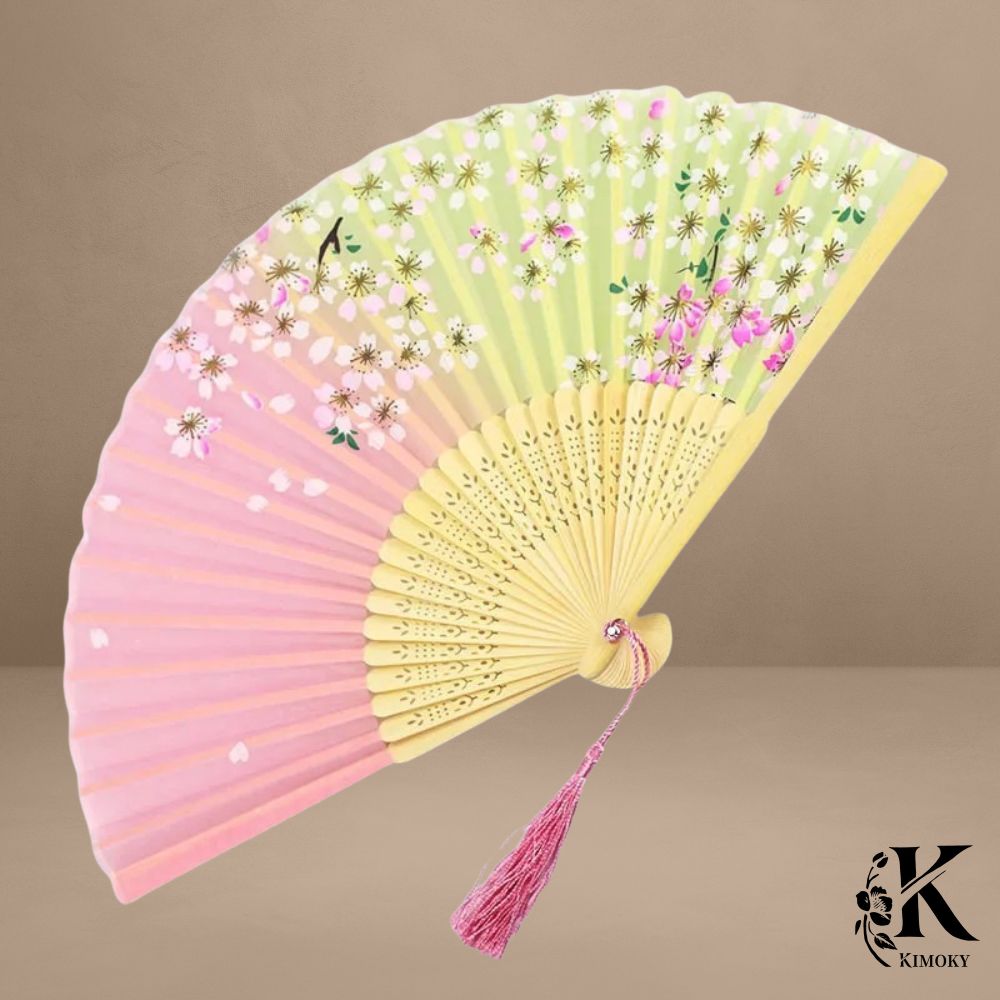 Éventail japonais pastel avec fleurs de cerisier roses et vertes, accessoire romantique pour kimono femme ou robe d'été légère