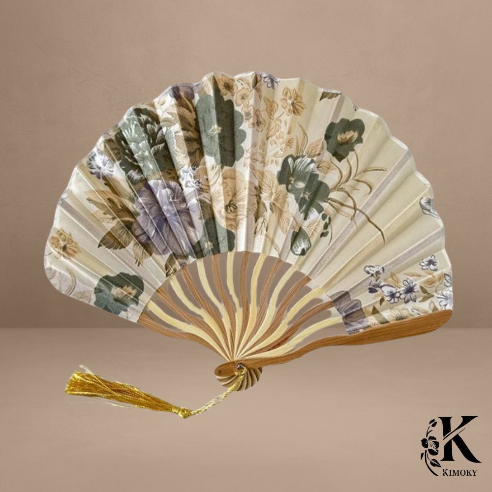 Éventail japonais beige à fleurs vintage avec monture bois clair et pampille dorée, accessoire naturel et chic pour kimono femme ou robe d'été