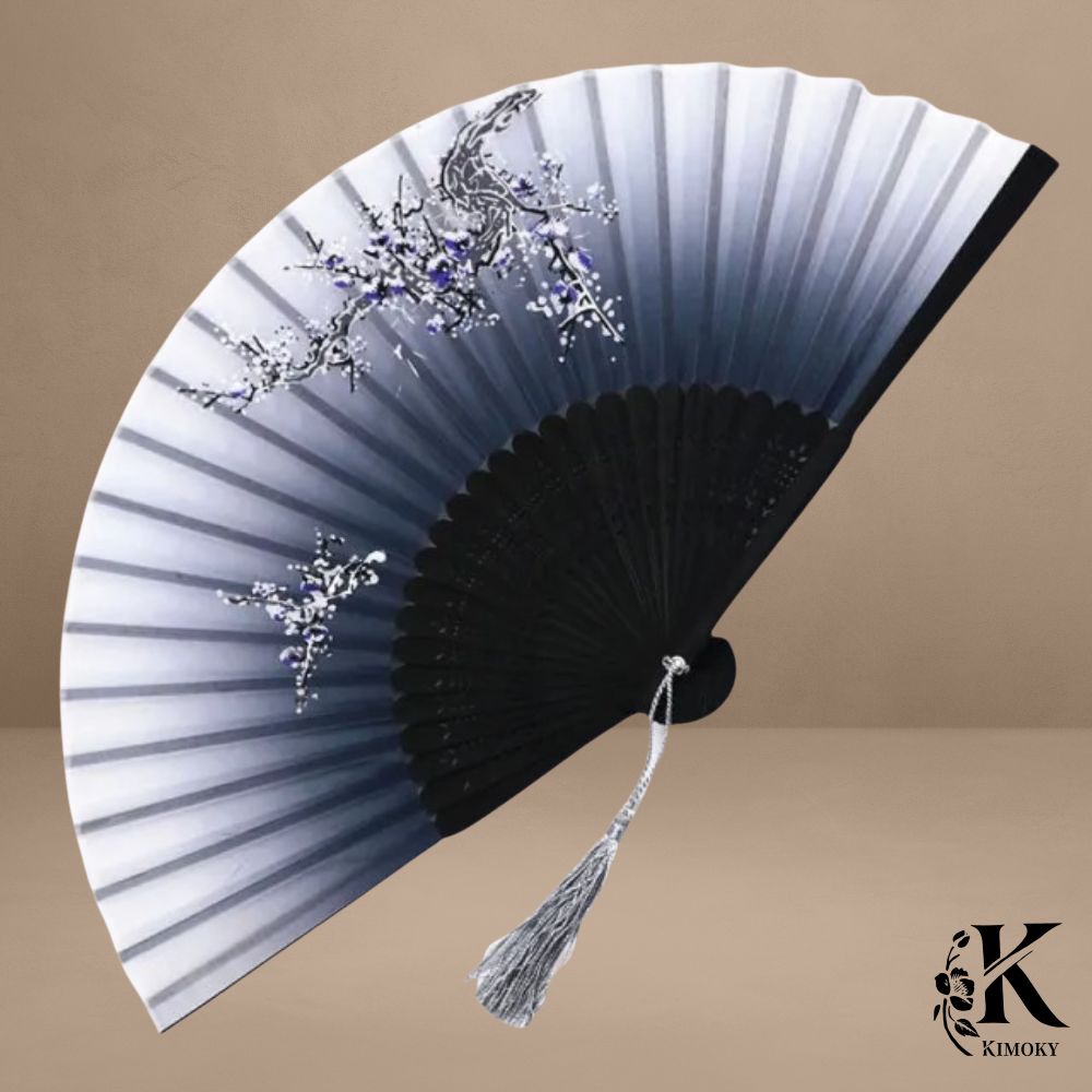 Éventail japonais noir dégradé avec fleurs blanches et branches argentées, accessoire raffiné pour kimono femme ou robe élégante
