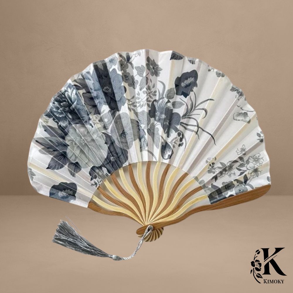 Éventail japonais gris à fleurs anthracites sur tissu crème, monture bois clair et pampille grise, accessoire sobre pour kimono femme
