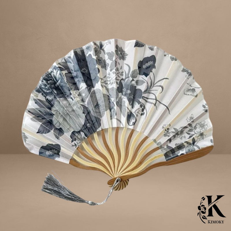 Éventail japonais gris à fleurs anthracites sur tissu crème, monture bois clair et pampille grise, accessoire sobre pour kimono femme
