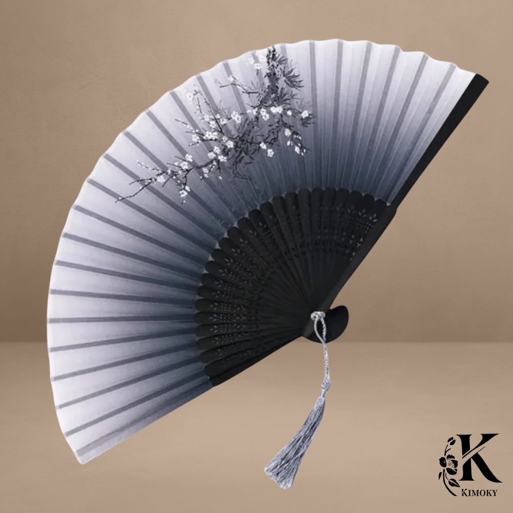 Éventail japonais gris perle avec fleurs de cerisier en noir et blanc, accessoire raffiné pour kimono femme ou tenue sobre estivale