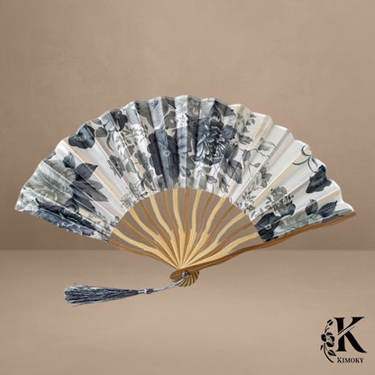 Éventail japonais vintage à fleurs champêtres avec monture bois clair et pampille bleue, accessoire romantique pour kimono femme ou robe bohème