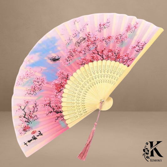 Éventail japonais rose pastel avec fleurs de cerisier, barques et oiseaux, accessoire romantique pour kimono femme ou cérémonie estivale