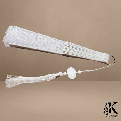 Éventail dentelle blanc élégant avec motifs floraux et pampille soyeuse, accessoire raffiné pour kimono femme ou tenue de cérémonie