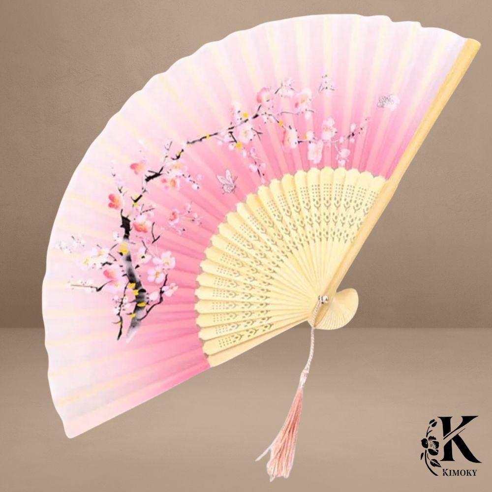 Éventail japonais gris perle à fleurs de cerisier. Élégance minimaliste et fraîcheur discrète pour sublimer vos tenues estivales avec finesse.