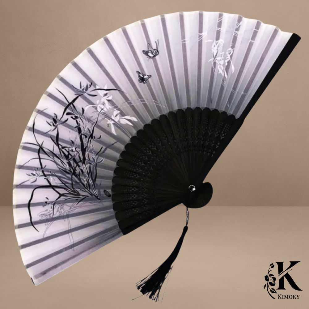 Éventail japonais gris perle avec motifs végétaux et papillons, accessoire élégant pour kimono femme ou tenue poétique