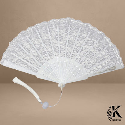 Éventail dentelle blanc élégant avec motifs floraux et pampille soyeuse, accessoire raffiné pour kimono femme ou tenue de cérémonie