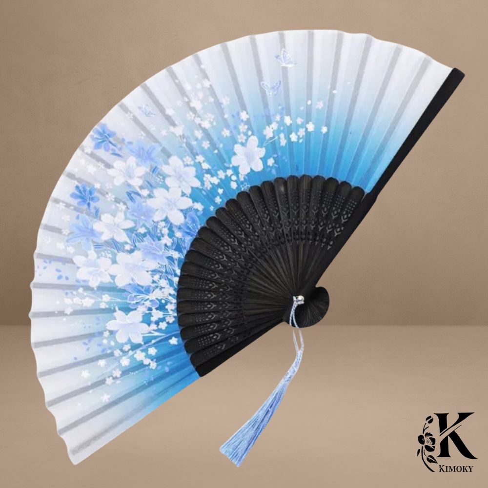 Éventail japonais bleu pastel avec fleurs blanches et papillons, accessoire estival raffiné pour kimono femme ou robe légère