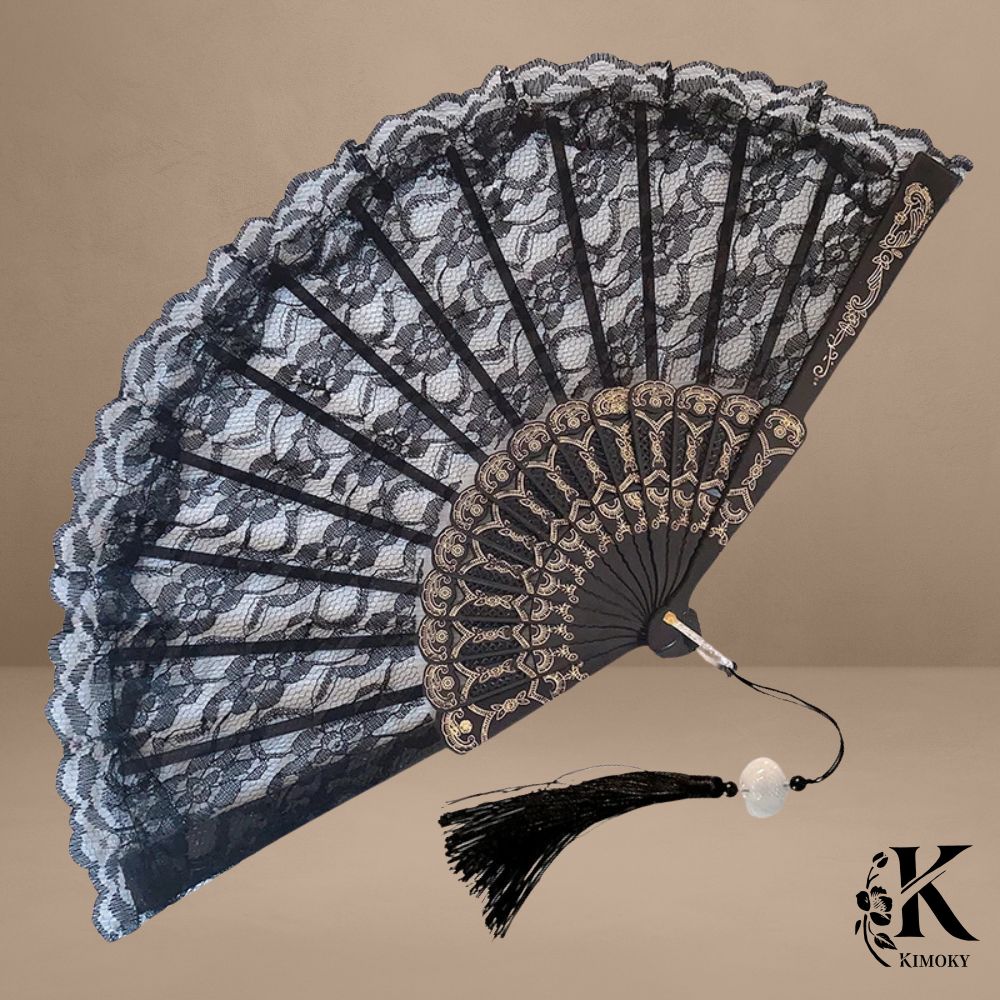 éventail noir en dentelle, avec dorure et pompon noir orné d'une perle blanche