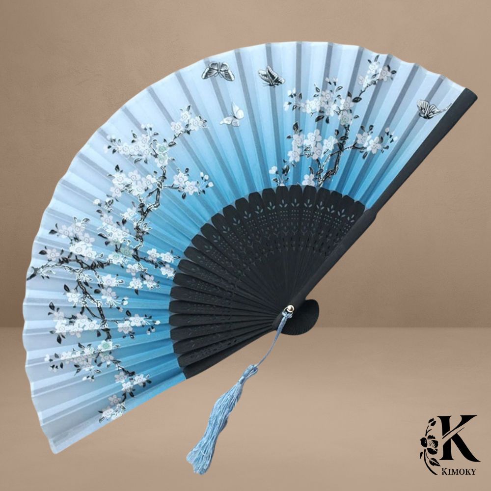 Éventail japonais bleu ciel avec fleurs de cerisier blanches et papillons, accessoire élégant pour kimono femme ou robe estivale