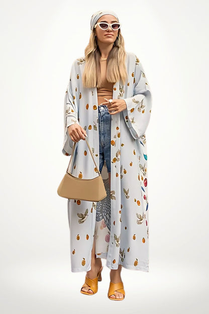 Femme portant un kimono bleu clair orné de motifs colorés, avec un sac beige et des sandales jaunes