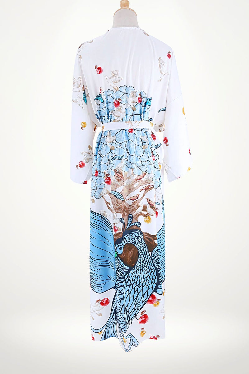 Kimono blanc avec motifs floraux bleus et rouges, ceinturé, affichant un style japonais poétique et élégant